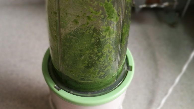 青团,完全凉透的艾草放入搅拌机中搅碎，越细越好