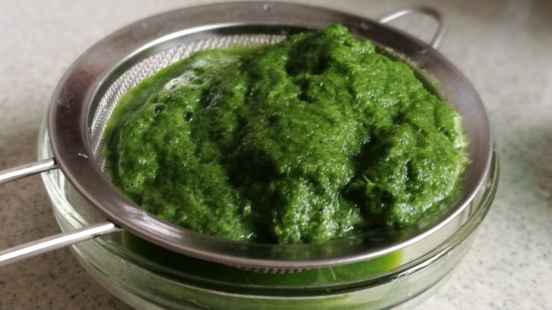 青团,用滤网和勺背压出多余的水分，留艾草蓉备用