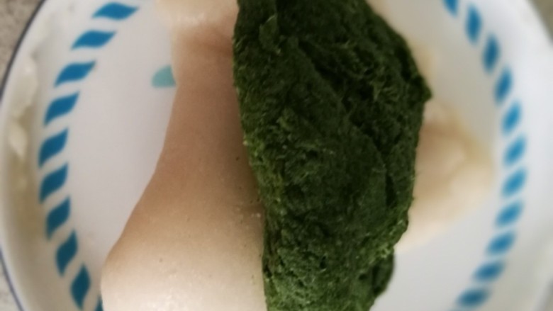 青团,糯米团蒸熟后取出，稍凉后和备用的艾草蓉糅合在一起