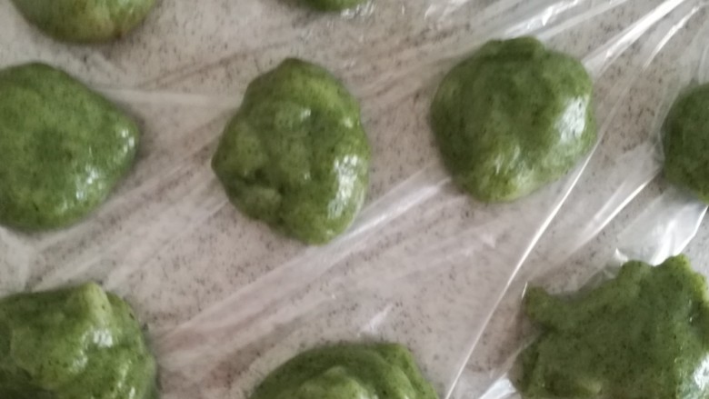 青团,把艾草团分成20克一个的小剂子