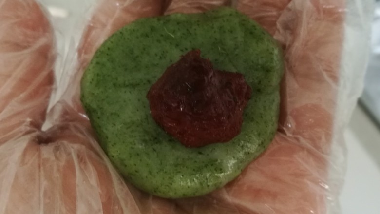 青团,戴上一次性手套像包汤圆一样包上自己喜欢的馅料，我这里用的是豆沙