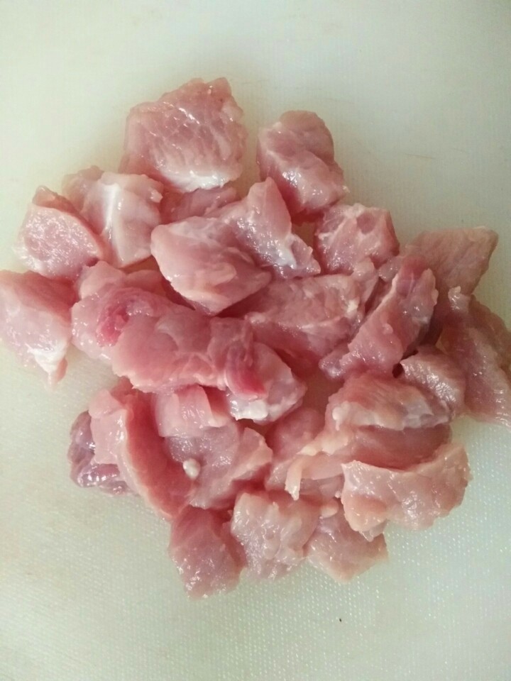 家常菠萝咕咾肉,切成块
