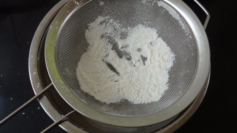 燕麦香蕉卷,<a style='color:red;display:inline-block;' href='/shicai/ 519'>面粉</a>过筛