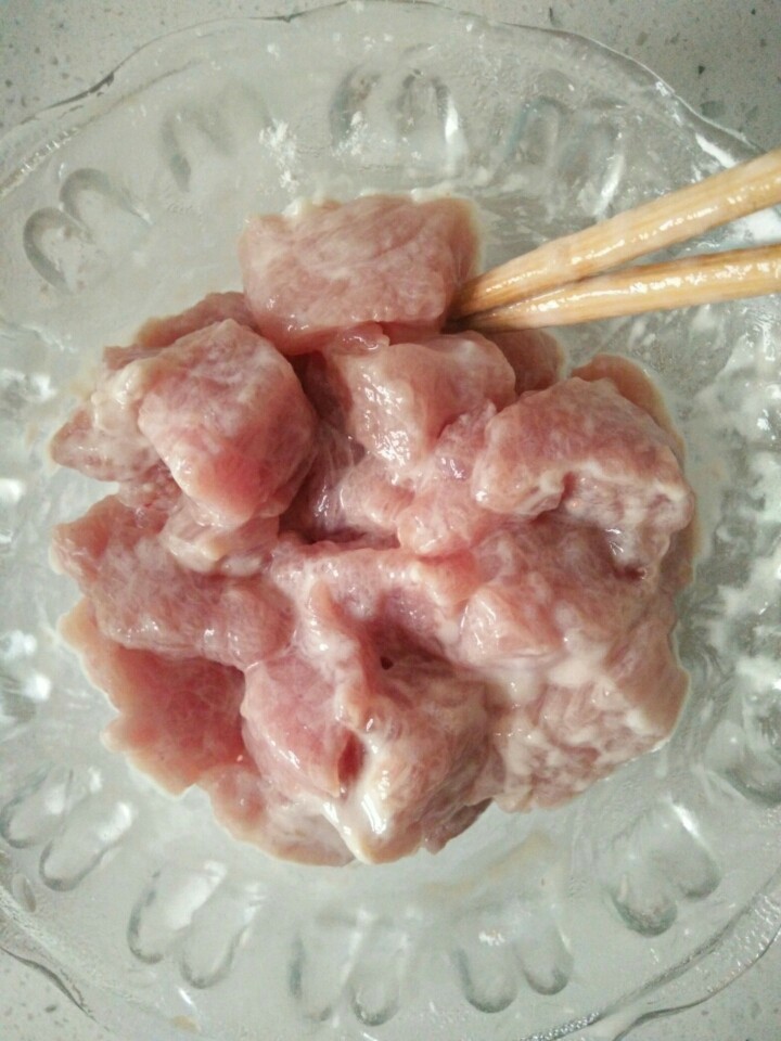 家常菠萝咕咾肉,加入蛋清（如果肉量大，放全蛋），放入淀粉和白面粉（3:1），搅拌均匀。掺进一些面粉炸出的肉块不会太硬。