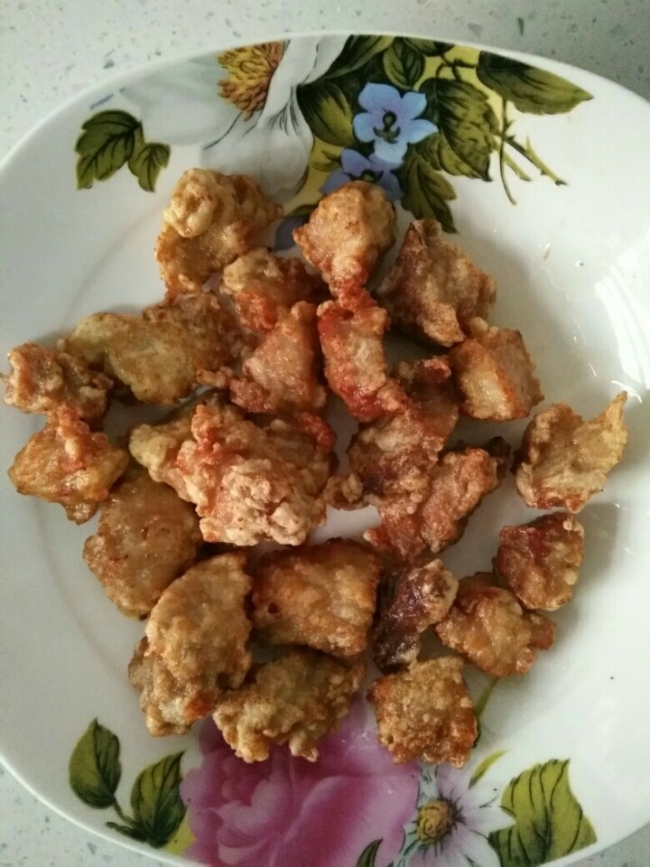 家常菠萝咕咾肉,过油（六成热），备用。