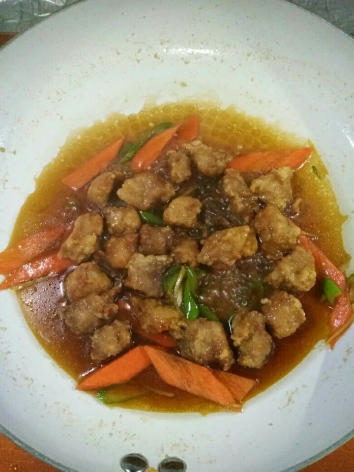 家常菠萝咕咾肉,根据肉量，放入适量温水，加入少许生抽、盐、糖，调成自己喜欢的味道，然后放入肉块和胡萝卜，中火翻炒。