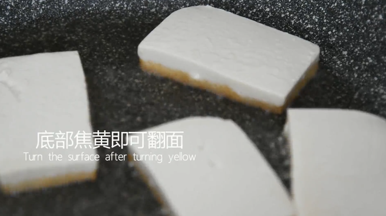 0失败快手菜——糖醋脆皮豆腐,底部成焦黄色翻面炸至两面金黄,出锅备用