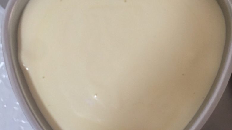 酸奶蛋糕,如炒菜姿势扮好蛋糕糊后,倒入八寸模具。