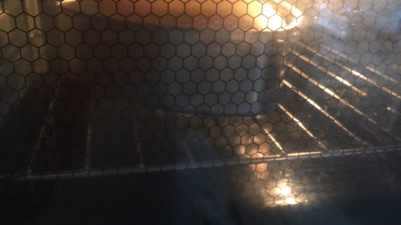 酸奶蛋糕,最底下烤盘加温水烤箱预热150度,上下烤45分钟拿出晒凉后放入冰箱冷藏3个小时后味道更好。