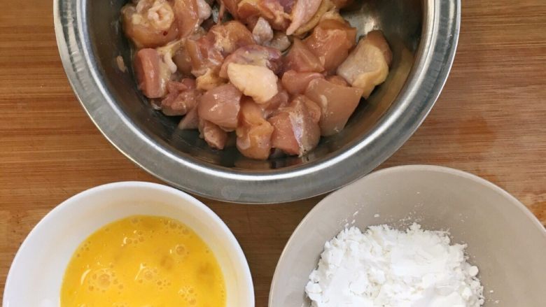 比传统咕咾肉好吃N倍~秘制爱心菠萝鸡肉,准备给鸡块上浆