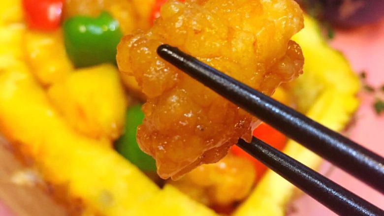 比传统咕咾肉好吃N倍~秘制爱心菠萝鸡肉,不要说我没提醒你哟!!!一定要趁热吃,鸡肉的外壳是脆脆滴...