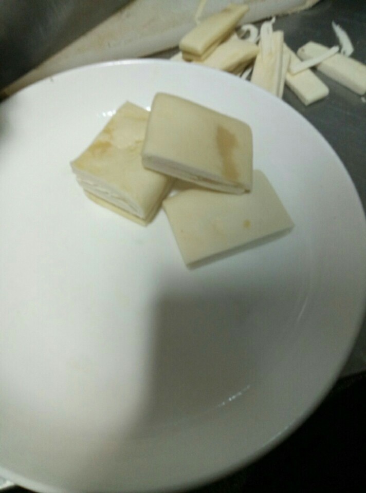 腊味白玉夹,白玉夹用面粉加泡打粉加酵母揉成面团，蒸熟即可