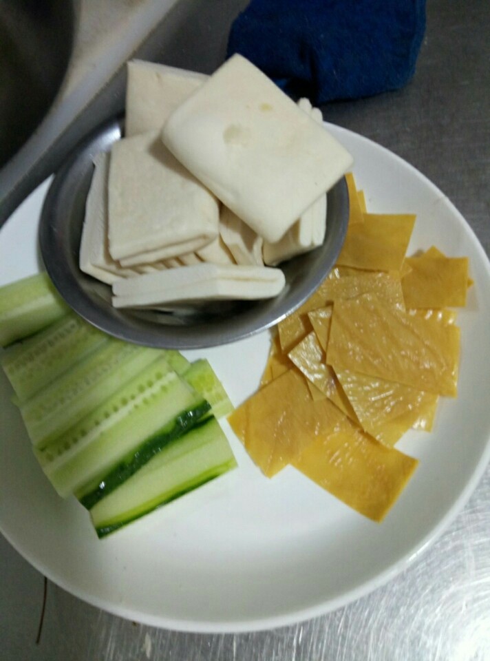腊味白玉夹,豆干切片，<a style='color:red;display:inline-block;' href='/shicai/ 54'>黄瓜</a>切片，也切片