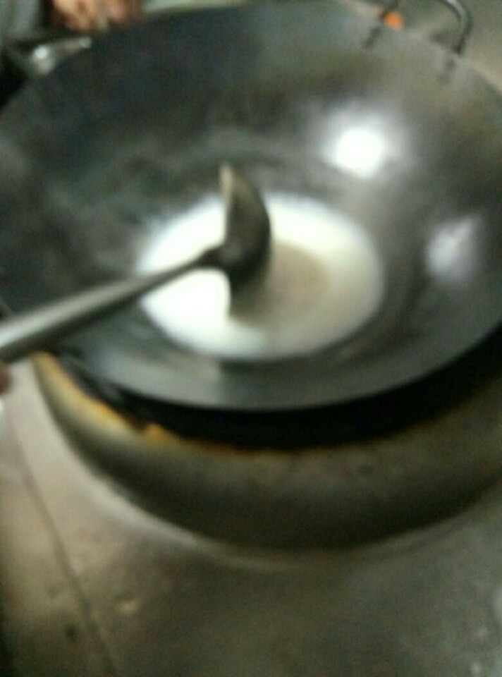 腊味白玉夹,白<a style='color:red;display:inline-block;' href='/shicai/ 10588'>糖</a>加<a style='color:red;display:inline-block;' href='/shicai/ 893'>炼乳</a>然后用淀粉勾欠待用