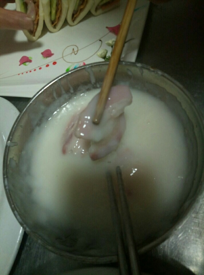 腊味白玉夹,把<a style='color:red;display:inline-block;' href='/shicai/ 436'>腊肉</a>裹上调好的炼乳夹在白玉夹里，黄瓜豆皮也夹进去