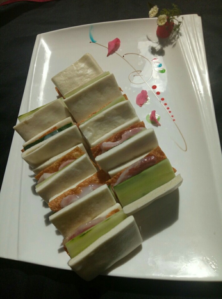 腊味白玉夹,最后装盘即可