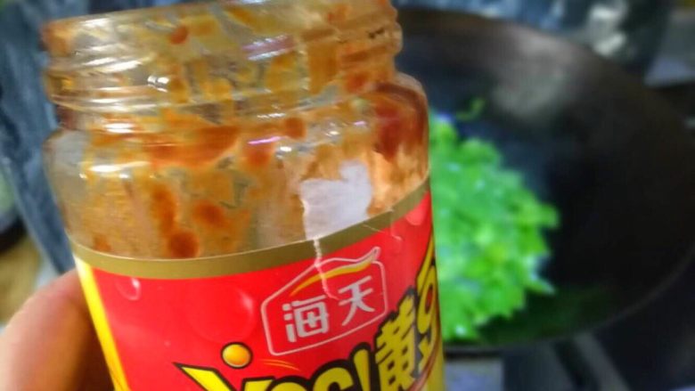 青椒扑鸡蛋,炒到稍软加入一勺豆瓣酱盐就不用加了,,不爱吃酱味的可以直接放盐不放酱