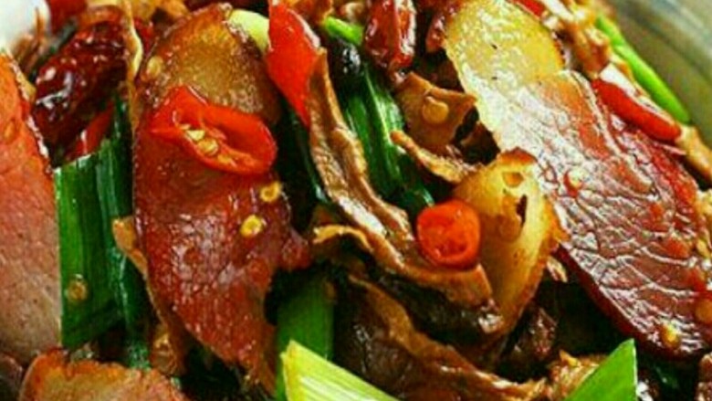笋干炒腊肉,1准备材料

2<a style='color:red;display:inline-block;' href='/shicai/ 2856'>笋干</a>提前一晚用开水浸泡，第二日泡至<a style='color:red;display:inline-block;' href='/shicai/ 2856'>笋干</a>涨大，变软，可用手撕开

3<a style='color:red;display:inline-block;' href='/shicai/ 2856'>笋干</a>清洗沥干备用

4腊肉表面有黑色烟灰，先尽量擦洗干净

5烧开水，放入腊肉，煮几分钟后捞起，再次清洗表面

6洗好的腊肉擦干水，切成薄片

7<a style='color:red;display:inline-block;' href='/shicai/ 3348'>青蒜</a>分蒜白和蒜叶，分别切成段

8锅内倒10毫升油，放入<a style='color:red;display:inline-block;' href='/shicai/ 2856'>笋干</a>

9加盐翻炒

10再加半碗清水，关锅盖小火焖煮

11煮至水份收干，<a style='color:red;display:inline-block;' href='/shicai/ 2856'>笋干</a>变软入味，盛起

12将腊肉入锅加剩余油炒至肥肉部分略卷，盛起，留底油

13把蒜白段、辣椒段、<a style='color:red;display:inline-block;' href='/shicai/ 694'>豆豉</a>倒入锅内加盐炒香

14再加<a style='color:red;display:inline-block;' href='/shicai/ 2856'>笋干</a>大火翻炒

15加腊肉继续翻炒

16炒到香味浓郁，撒上<a style='color:red;display:inline-block;' href='/shicai/ 3348'>青蒜</a>叶

17倒<a style='color:red;display:inline-block;' href='/shicai/ 788'>生抽</a>，拌匀，即可关火


