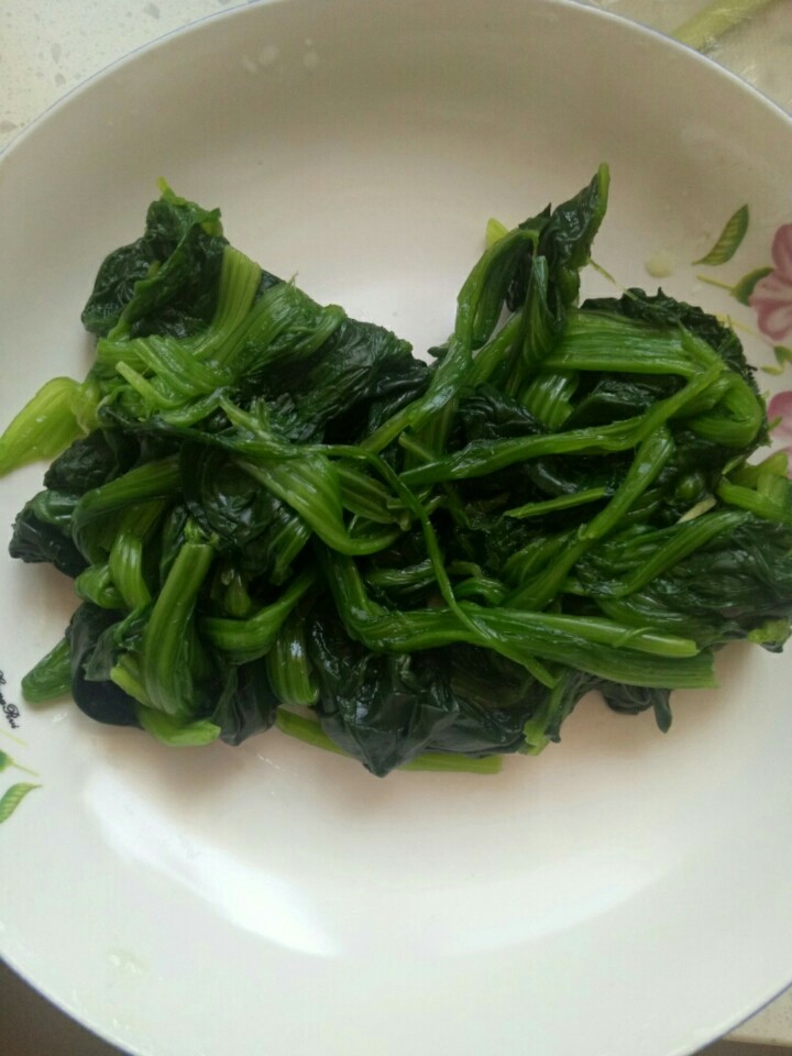 姜汁菠菜,<a style='color:red;display:inline-block;' href='/shicai/ 117'>菠菜</a>老叶去掉，洗干净，开水锅里汆熟，捞出晾凉，切成半寸长，放入盆中。