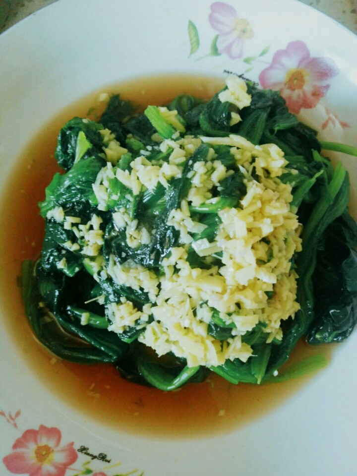 姜汁菠菜,倒在菠菜上，淋上香油，拌匀均可吃啦！