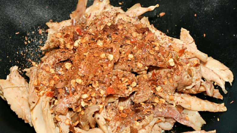 麻辣鸡腿肉,先在鸡腿肉上撒<a style='color:red;display:inline-block;' href='/shicai/ 700'>花椒</a>粉和<a style='color:red;display:inline-block;' href='/shicai/ 761'>辣椒粉</a>