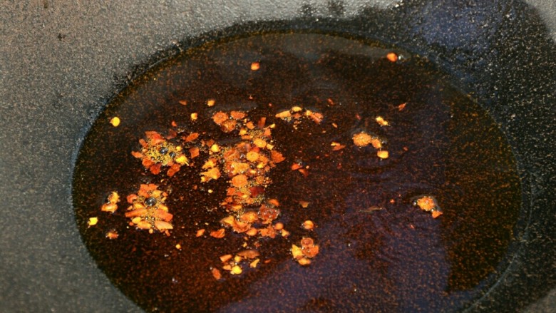麻辣鸡腿肉,锅中油热后加入花椒和辣椒粉爆香,