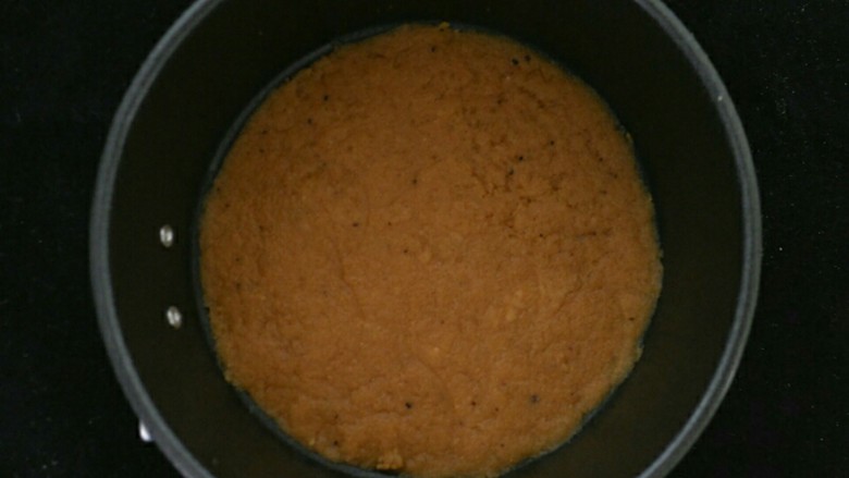 抹茶芝士慕斯蛋糕,然后在将其倒入到四寸圆模里,圆模底部记得事先垫一张油纸!然后用擀面杖的头部 压实它,一定要压实,压实后送入冰箱冷藏备用
