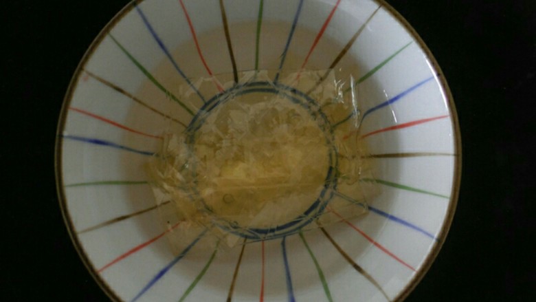 抹茶芝士慕斯蛋糕,将吉利丁片放在碗里 ,然后在碗里倒入适量的凉开水。因为夏天吉利丁泡软的比较快,所以大家要注意下时间 避免吉利丁泡的太久 在水里溶化掉