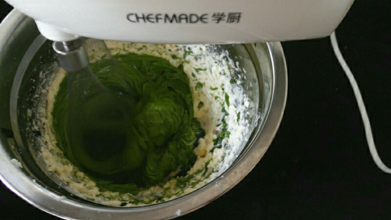 抹茶芝士慕斯蛋糕,然后在将化开的抹茶 倒入到打发的奶酪盆子里,接着用电动打蛋器将其彻底混合均匀,打蛋器 我开的是中档!记得一定要彻底混合均匀哦