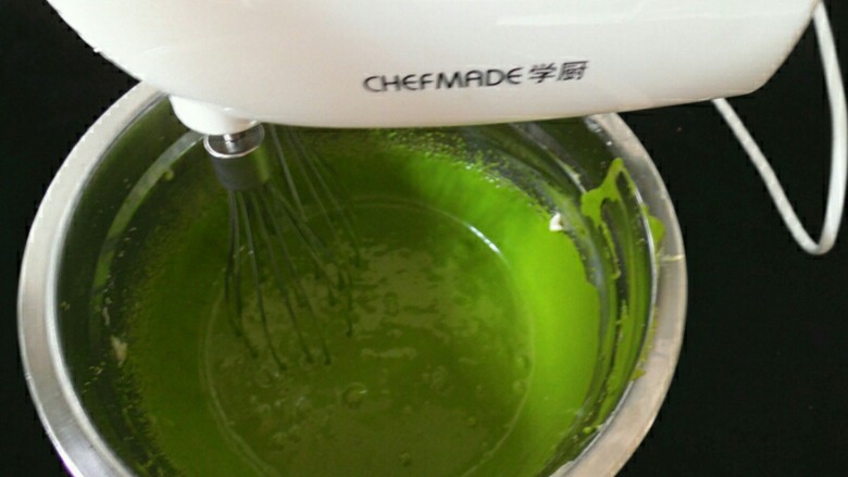 抹茶芝士慕斯蛋糕,吉利丁彻底融化在牛奶里之后 ,在将牛奶倒入到抹茶奶酪糊里,然后继续启动打蛋器 打匀它们