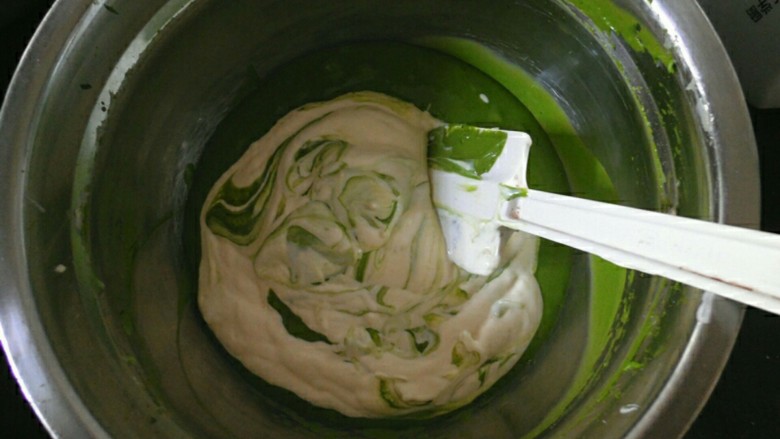 抹茶芝士慕斯蛋糕,然后在将淡奶油与抹茶奶酪糊混合均匀,记得要用切拌的方式混合