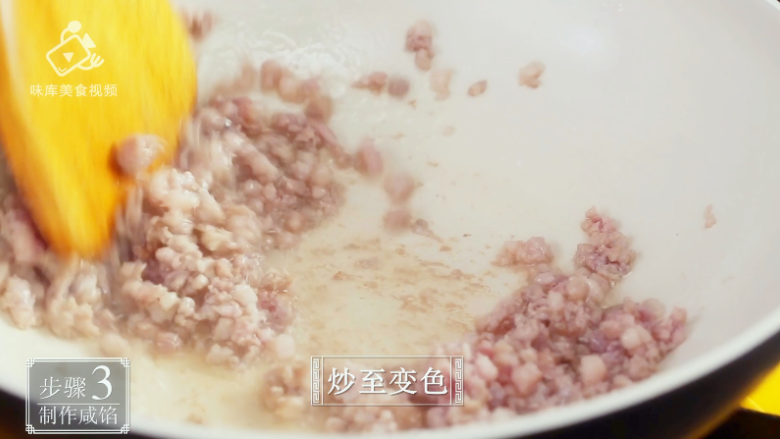 清明吃叶儿粑,童年味道唤醒舌尖上的乡愁,炒至变色