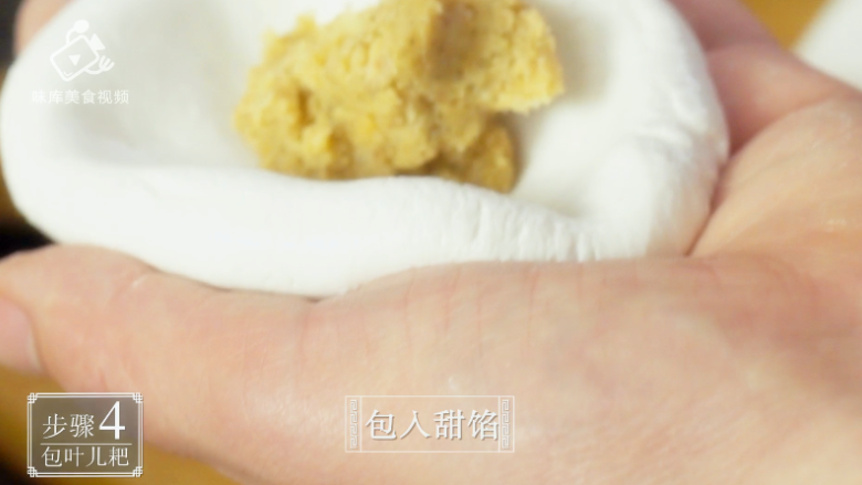 清明吃叶儿粑,童年味道唤醒舌尖上的乡愁,在手中捏成小碗状,装入适量甜馅料