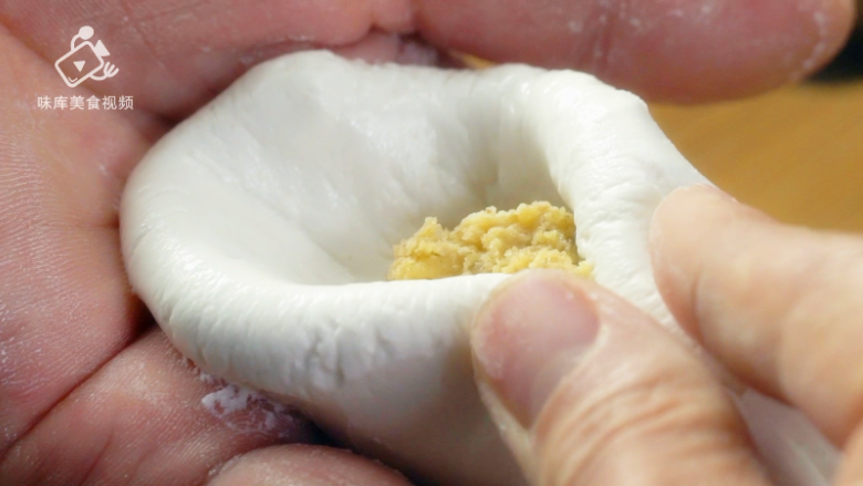 清明吃叶儿粑,童年味道唤醒舌尖上的乡愁,将面皮四周向中心收拢包成团子