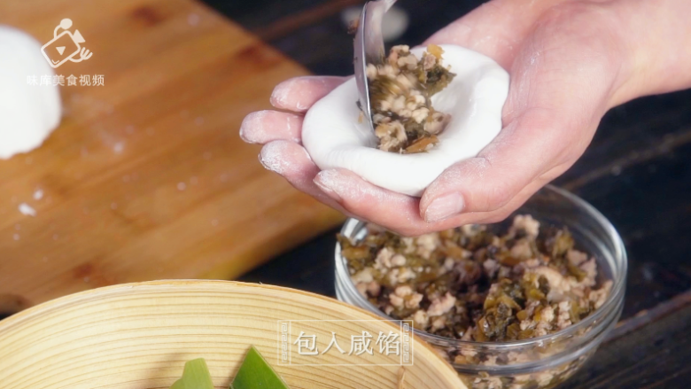 清明吃叶儿粑,童年味道唤醒舌尖上的乡愁,同样方法包入咸馅料