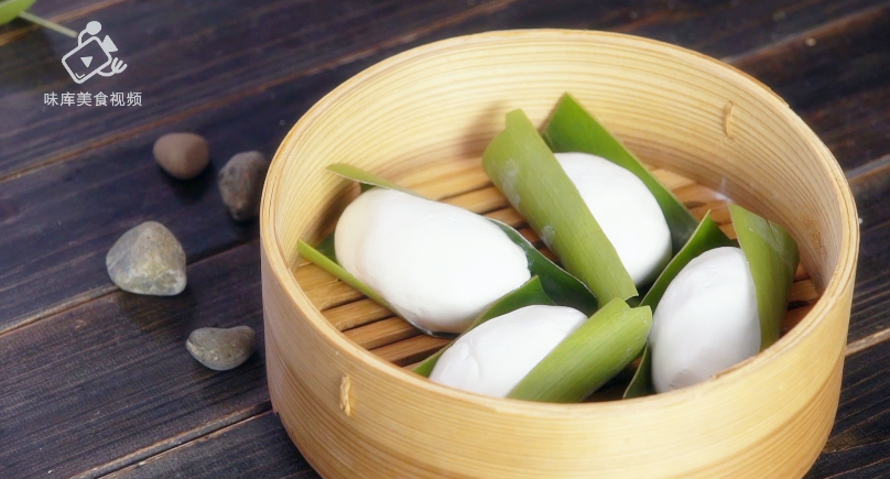 清明吃叶儿粑,童年味道唤醒舌尖上的乡愁,放入蒸锅
