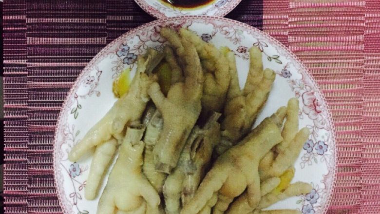 白煮鸡爪,将<a style='color:red;display:inline-block;' href='/shicai/ 89'>鸡爪</a>脚趾夹剪干净
洗净<a style='color:red;display:inline-block;' href='/shicai/ 89'>鸡爪</a>
放入锅中加入水放入黄酒生姜煮
煮开马上乘出，洗净
继续放入水煮到七八分熟
可以乘盘
做个酱，放入生抽，芝麻油，<a style='color:red;display:inline-block;' href='/shicai/ 3250'>葱</a>
可以这样蘸着吃，味道超级棒喔
哈哈