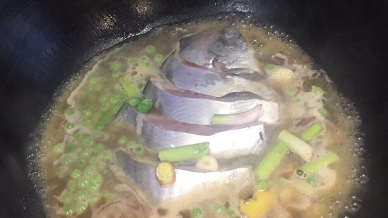 家烧鲳鱼,加料酒，生抽，糖，盐，再加水，下豌豆姜蒜