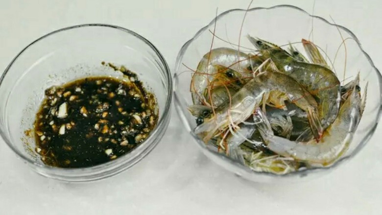 椒盐虾,将<a style='color:red;display:inline-block;' href='/shicai/ 296'>大虾</a>清洗干净后，用料酒腌制5分钟。