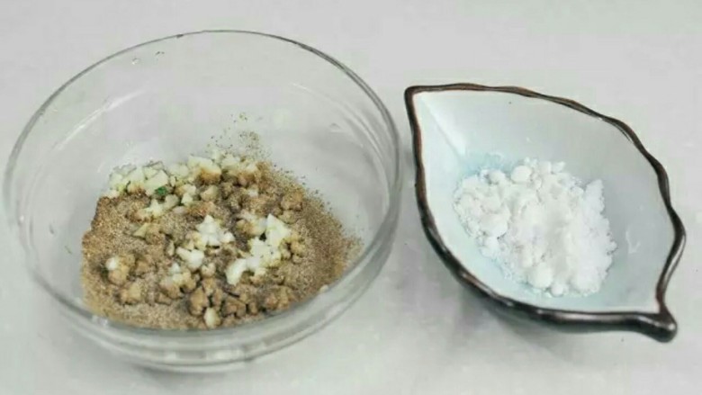 椒盐虾,将蒜瓣剁碎成细小的蒜粒，放入粉<a style='color:red;display:inline-block;' href='/shicai/ 704'>椒盐</a>中拌匀，再加入半勺<a style='color:red;display:inline-block;' href='/shicai/ 3729'>白糖</a>。