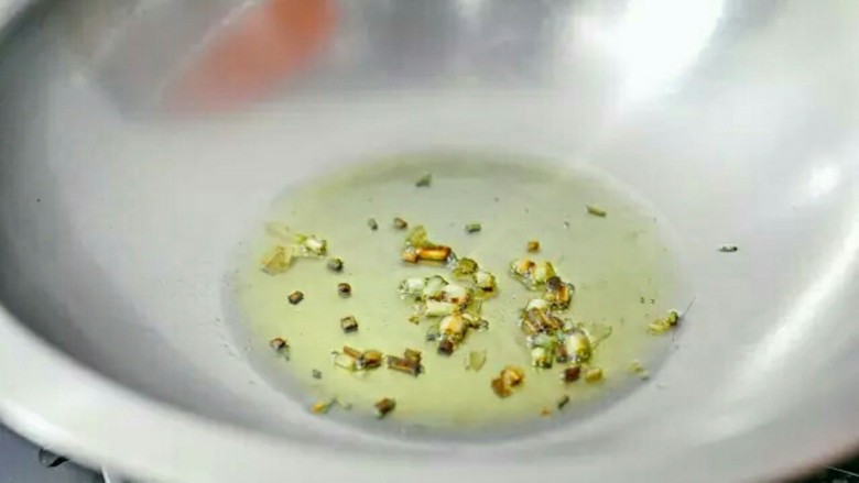 椒盐虾,锅加热倒入1勺<a style='color:red;display:inline-block;' href='/shicai/ 851'>橄榄油</a>，放入香葱大概炸至葱变成焦黄色，就可以关火，取出葱油。