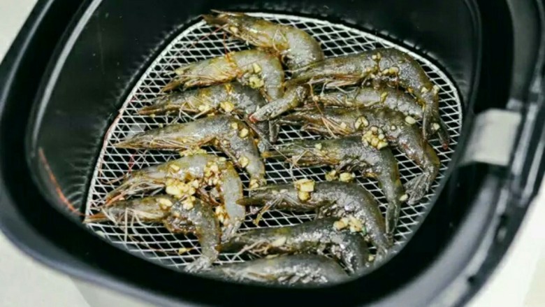 椒盐虾,将腌制好的虾均匀排放在空气炸锅中，200度10分钟。