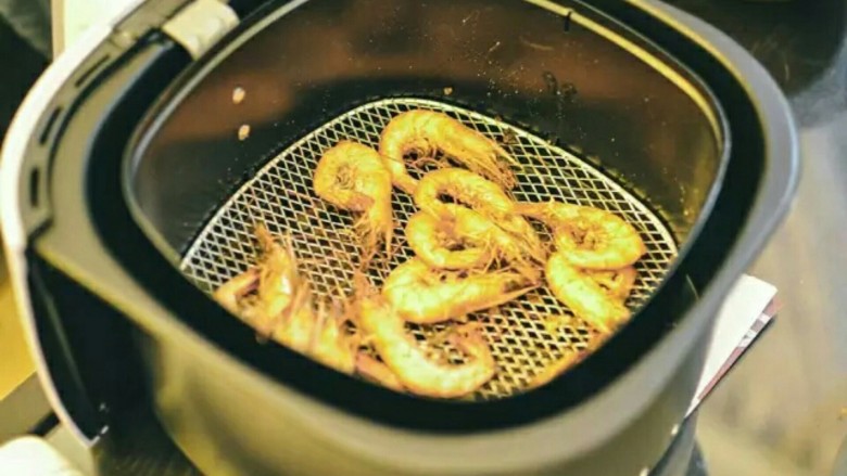 椒盐虾,10分钟以后，超省油,外壳酥脆，却无比鲜嫩的香茅椒盐虾出炉啦。如果没有空气炸锅，腌制后直接入平底锅煎熟也同样美味哒，只是用的油多很多。