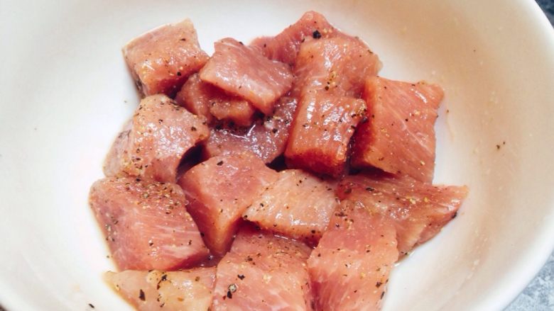 咕咾肉,用1g盐,<a style='color:red;display:inline-block;' href='/shicai/ 718'>料酒</a>,黑胡椒粒将切好的肉块进行腌制。