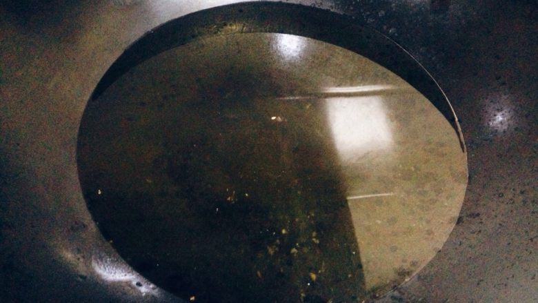 咕咾肉,炒锅内倒入色拉油约300g,中火烧至六成热。