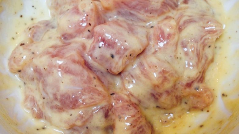 咕咾肉,在腌好的肉块中打入一只<a style='color:red;display:inline-block;' href='/shicai/ 9'>鸡蛋</a>,加入干淀粉适量抓至肉块均匀挂浆。