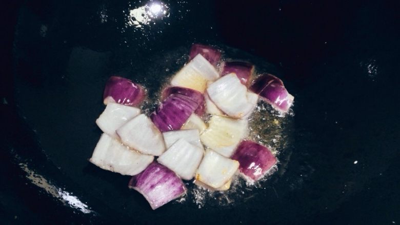 咕咾肉,将炸过肉的油倒出(可做炒菜用),锅内留约40g底油,中火烧至四成热时下入洋葱爆炒。