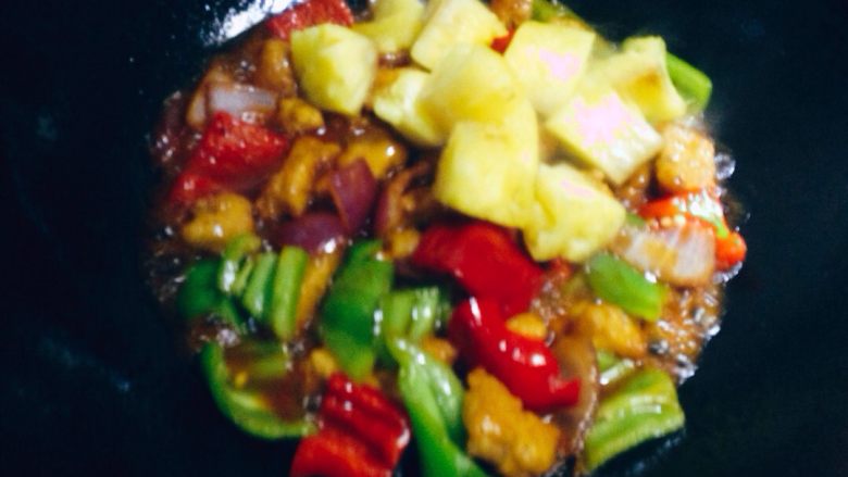 咕咾肉,将备好的菠萝块倒入锅内,中大火翻炒至蔬菜断生。