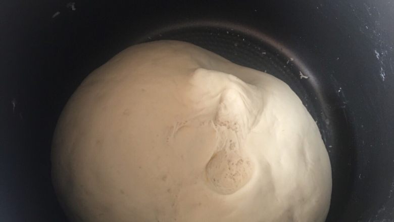洋葱肉馅大包,揉好以后用保鲜膜密封放置二小时(根据天气温度来定,看见面团是原来的一倍,里面成蜂窝状)(我的还差一点点)