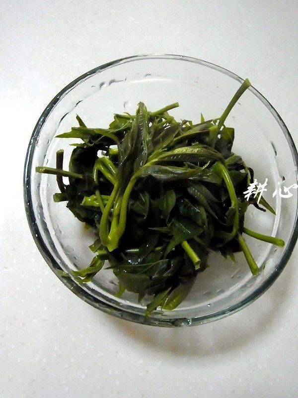香椿豆腐汤,<a style='color:red;display:inline-block;' href='/shicai/ 130'>香椿</a>洗净,用厨房剪刀剪去头部,用沸水焯烫一下,沥干,待用。